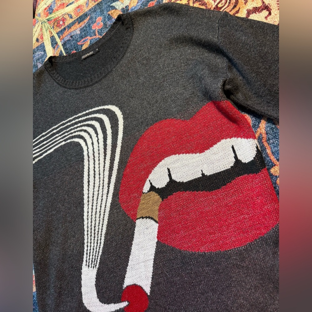 Le Lis Blanc Deux Graphic Sweater - Gray and Red size Medium - Picture 4 of 9